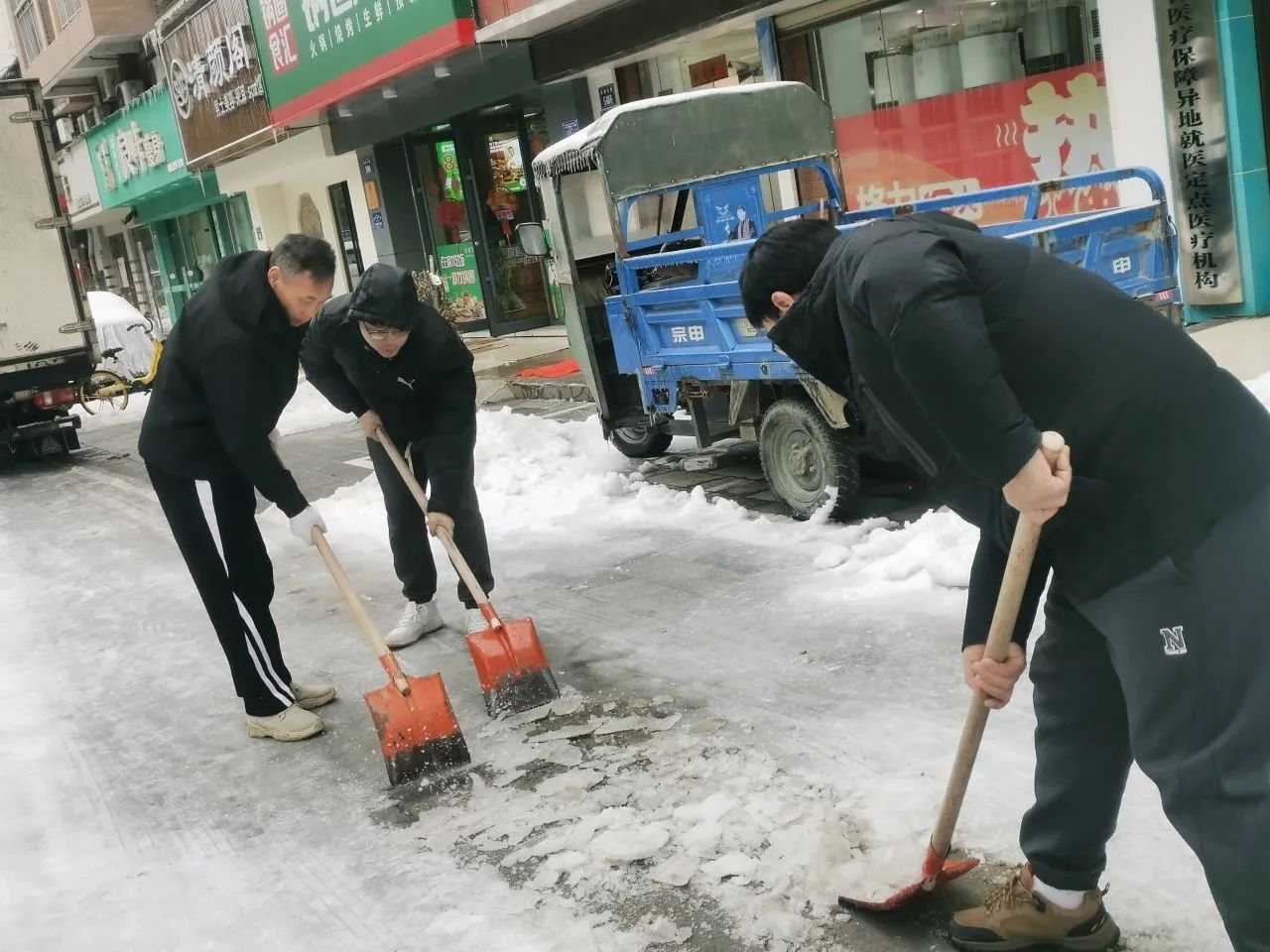 鏟冰除雪 溫暖相伴——天海集團(tuán)參與清冰障、除冰凍行動